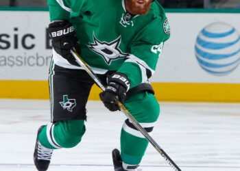 BREAKING: Veteran retires after 12 seasons as a defenseman in the NHL