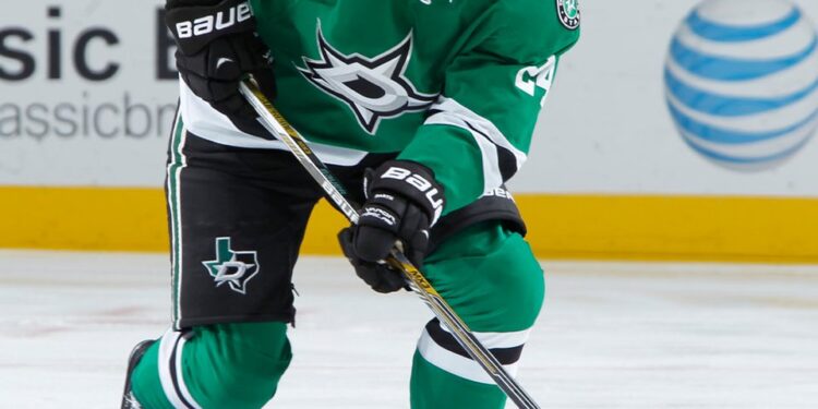 BREAKING: Veteran retires after 12 seasons as a defenseman in the NHL