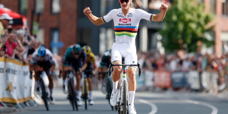 “That was unprecedented, really unprecedented” – Dutch coach believes Mathieu van der Poel should be happy with medal against ultra Pogacar