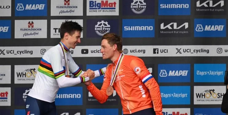 “That was unprecedented, really unprecedented” – Dutch coach believes Mathieu van der Poel should be happy with medal against ultra Pogacar