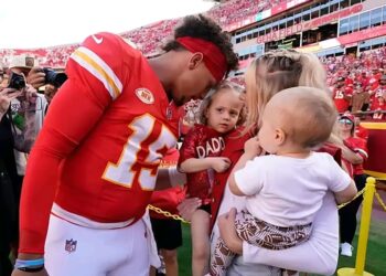 “Patrick Mahomes’ Heartwarming Message to Daughter Before MNF Victory: ‘Here for the Captain’”