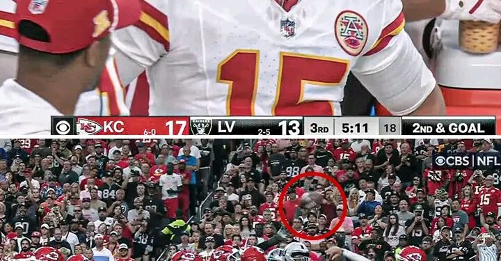 “Patrick Mahomes Sets Unwanted Record: Throws Interceptions in Eight Consecutive Games”