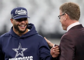 SHOCKING NEWS: “Mike McCarthy Dismisses Troy Aikman’s Criticism, Defends Cowboys’ Struggling Offense Amid Growing Concerns”