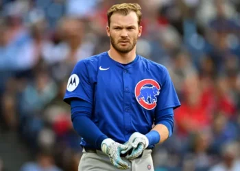 Chicago Cubs player throws beer money to fans in left field stands