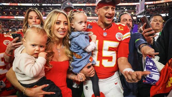 NFL star Patrick Mahomes and his wife, Brittany Mahomes, thrilled fans this week with…