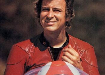 A Stunning Tribute: Jarno Saarinen’s Statue Captures His Spirit