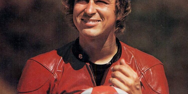 A Stunning Tribute: Jarno Saarinen’s Statue Captures His Spirit