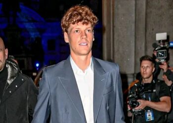 Blue Carpet Triumph for Jannik Sinner: Italy’s Rising Tennis Star Shines Bright 🦊🧡