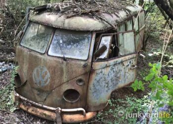 Lost in Time: Rare VW Type 2 Discovered in Barn Find Treasure