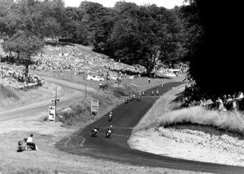 Flashback: An Iconic Moment at Cadwell Park – April 1982’s Thrilling Hairpin Exit with Historic House Backdrop