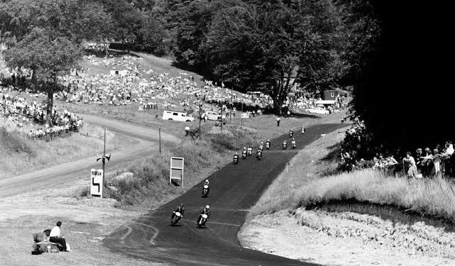 Flashback: An Iconic Moment at Cadwell Park – April 1982’s Thrilling Hairpin Exit with Historic House Backdrop