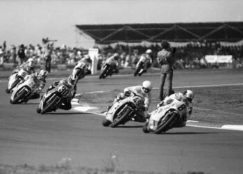 Thrilling Showdown at the 1981 British 500cc GP: Agostini, Sheene, and Roberts Light Up Silverstone