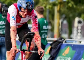 Tragedy on the Course: Stefan Küng Endures Crash, Finishes Time Trial with Bloody Face and Broken Helmet