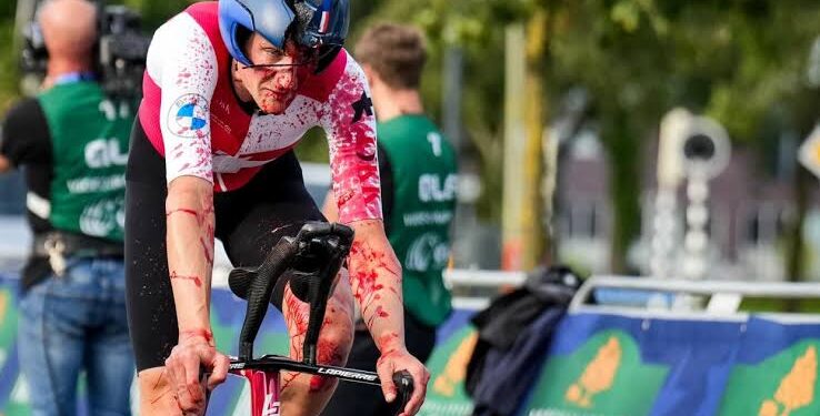 Tragedy on the Course: Stefan Küng Endures Crash, Finishes Time Trial with Bloody Face and Broken Helmet