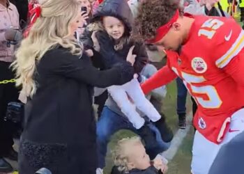 Adorable! Patrick Mahomes meeting Brittany and his kids before the game is the only thing that gives him…read more