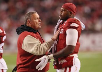 BREAKING: Arkansas Razorbacks QB Shocks Fans By Departing After Heated Rift With Head Coach Sam Pittman on… read more