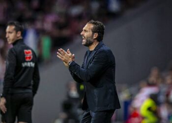 Última Hora: Rubén Baraja, del Valencia CF, tiene una acalorada conversación con los aficionados mientras es retirado de… Leer más.