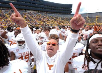 Steve Sarkisian Turns Darrell K Royal-Texas Memorial Stadium into a Postgame Party, Refuses to Leave Until Every Fan Gets Their Moment – engage with the crowd, signing autographs, taking photos, and soaking in the energy