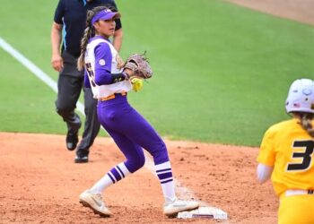Heartbreak on the Mound: LSU Ashley Vallejo Shuts Down the Bears in Her First…read more