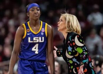Sadly: Flau’Jae Johnson has heated conversation with Coach Kim Mulkey as She’s removed from…….Read more
