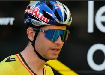 Onrust bij Tussensprint: Van Aert Zorgt voor Chaos, Belgische Renner Zwaar Ten Val