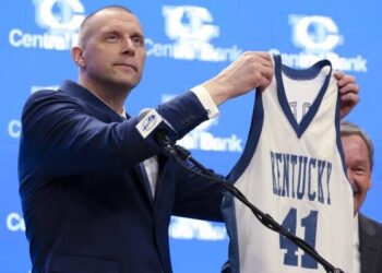 Breaking news:In a stunning turn of events, Kentucky Wildcats head coach Mark Pope has declined a contract extension, sending shockwaves through the college basketball world. The announcement comes less than a year after Pope signed a five-year, $27.5 million deal to