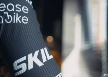 Team Visma | Lease a Bike onthult officieel de Tour de France-trui voor 2025 met een speciale kans voor fans om op de shirts van Vingegaard, Van Aert & co te staan! Volledige details hieronder 👇