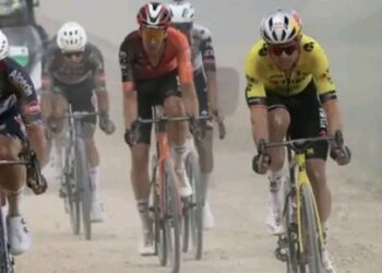 Nog 58 Km 🇮🇹 Wout van Aert 🇧🇪 met een Groep in aanval van 30 renners 🚴🏼‍♂️🚴🏼‍♂️💪