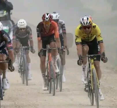 Nog 58 Km 🇮🇹 Wout van Aert 🇧🇪 met een Groep in aanval van 30 renners 🚴🏼‍♂️🚴🏼‍♂️💪