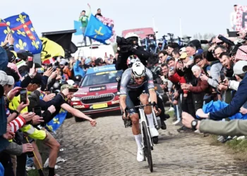 In een schokkende wending na het incident tijdens Parijs-Roubaix heeft de supporter die een bidon naar de Nederlandse wielrenner Mathieu van der Poel gooide, een opzienbarende uitspraak gedaan: “Ik gooi er volgende keer weer één naar hem.”