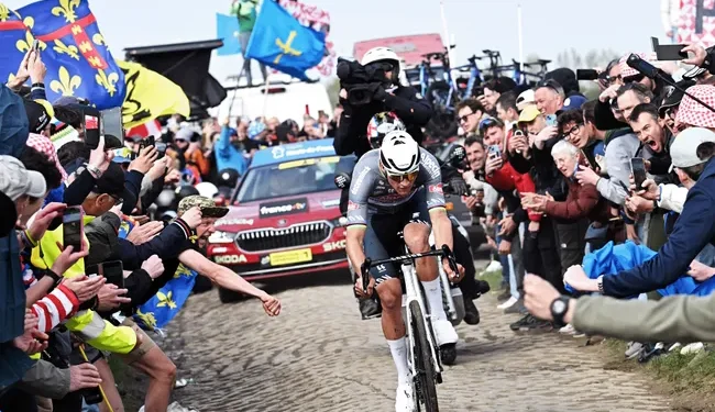 In een schokkende wending na het incident tijdens Parijs-Roubaix heeft de supporter die een bidon naar de Nederlandse wielrenner Mathieu van der Poel gooide, een opzienbarende uitspraak gedaan: “Ik gooi er volgende keer weer één naar hem.”