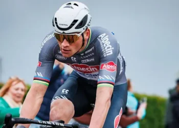 Belangrijke zet richting het voorjaar: Team van Van der Poel versterkt met dubbele contractverlengingen en…