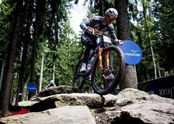 Mathieu van der Poel in het ziekenhuis na mountainbikecrash in Nové Město