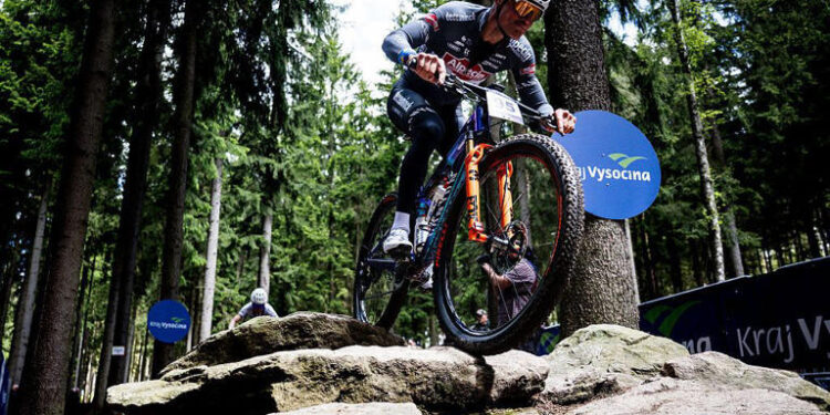 Mathieu van der Poel in het ziekenhuis na mountainbikecrash in Nové Město