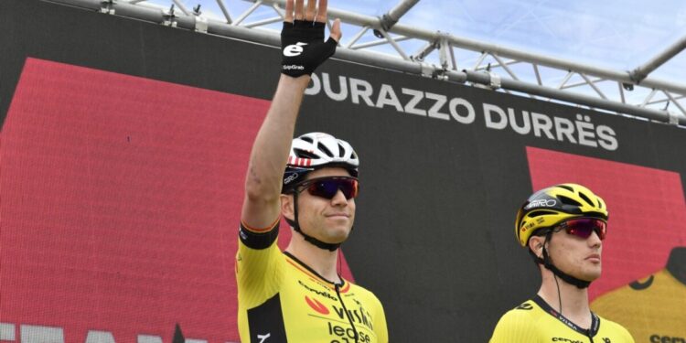 Wielerfans, maak je klaar voor een geweldige kans! Oakley, een van ’s werelds topmerken op het gebied van sportbrillen, geeft fans de mogelijkheid om een paar fietsbrillen persoonlijk gesigneerd door Wout van Aert te winnen — een van de meest complete en bewonderde renners van zijn generatie.