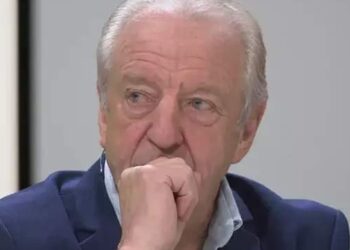 De ervaren wielercommentator José De Cauwer heeft krachtig afstand genomen van een hardnekkig verhaal dat al jarenlang rond de Belgische wielerster Wout van Aert hangt. In een recent interview sprak De Cauwer zich uit over wat hij een “fabeltje” noemt dat Van Aert gedurende zijn hele carrière heeft achtervolgd.