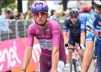 Wout van Aerts Maglia Rosa-droom bedreigd door outsider in Giro d’Italia: “Een rit winnen daar is makkelijker dan in een eendagswedstrijd”