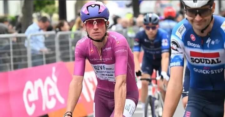 Wout van Aerts Maglia Rosa-droom bedreigd door outsider in Giro d’Italia: “Een rit winnen daar is makkelijker dan in een eendagswedstrijd”