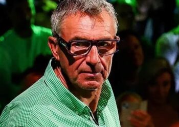 In een opvallende uitspraak voorafgaand aan de Giro d’Italia heeft voormalig wielrenner en commentator Philippe De Wolf de wenkbrauwen doen fronsen door Wout van Aert niet op te nemen in zijn lijst van topfavorieten. In plaats daarvan gelooft De Wolf dat een andere Belg zal opstaan en de show zal stelen in Italië.meer details hier⬇️