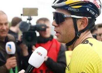 Giro d’Italia 2025 Etappe 1: Wout van Aert komt vroeg ten val terwijl Visma het peloton aanvoert