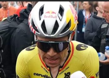 Na een sterke prestatie in de eerste etappe van de Giro werd Wout van Aert geïnterviewd door een plaatselijke journalist, die hem vroeg of hij zich op de slotklim bewust had laten terugzakken. Van Aert, zichtbaar verrast door de vraag, antwoordde resoluut…