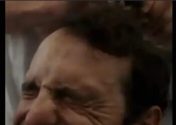 TUSSENSPRINT: unieke beelden Van Aert, Pedersen scheert ploegmaat kaal