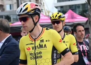 Wout van Aert uitte duidelijke teleurstelling nadat hij tekortschoot in de tijdrit van de Giro d’Italia. Hij zei: “Er was een echte kans om vandaag de roze trui te pakken, en het is me niet gelukt.”
