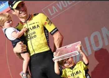 “Kinderen brengen ziektekiemen mee van school” – Greg Van Avermaet beweert dat het gezinsleven mogelijk de oorzaak is van de toename in ziektes bij de worstelende Wout van Aert.