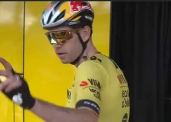 Frustratie alom:13 mei 2025 – Tijdens de vierde etappe van de Giro d’Italia in Lecce trok een incident naast het parcours bijna evenveel aandacht als de koers zelf. Na de finish haalde Wout van Aert de krantenkoppen met een felle uitbarsting richting een opdringerige fan.