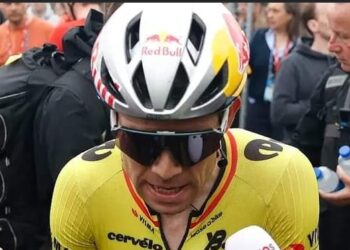 Giro d’Italia 2025: Etappe 4 vol drama – Twee gele kaarten uitgedeeld, Wout van Aert worstelt