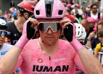 Huh? Pedersen ziet plots Van der Poel opduiken in Giro