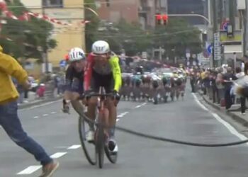 Betogers voeren levensgevaarlijke stunt uit gericht op Wout van Aert en anderen in de Giro
