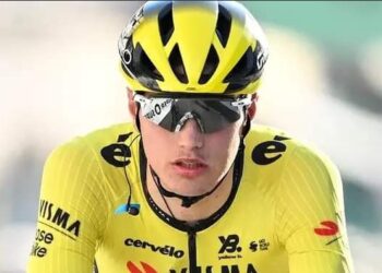In een verrassende wending binnen het Nederlandse wielerkamp heeft sprinter Olav Kooij openlijk ploeggenoot Wout van Aert aangesproken en zijn frustratie geuit over de teamdynamiek en recente koersbeslissingen.