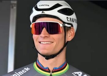 TUSSENSPRINT: Van der Poel showt nieuwe racemachine, opnieuw uitvaller in Giro